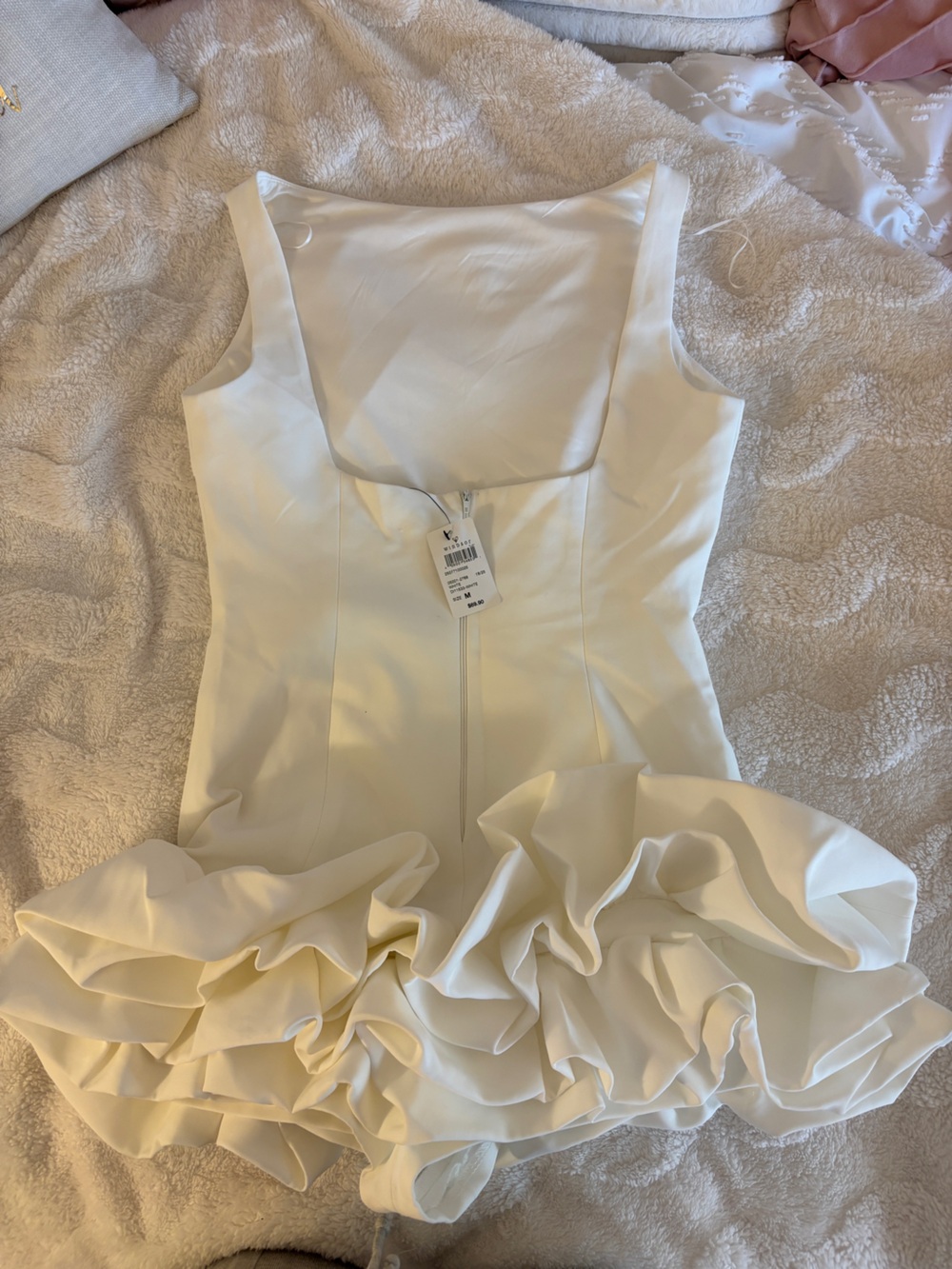 Windsor Ellerie Low Back Ruffle Bubble Short Dress in White - Picture 4 of 5